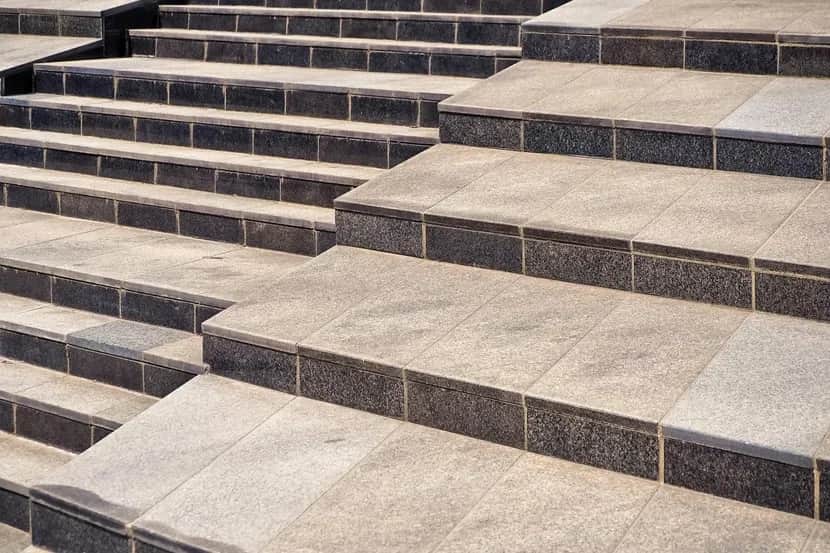 Czym pomalować betonowe schody zewnętrzne, aby uniknąć zniszczeń?