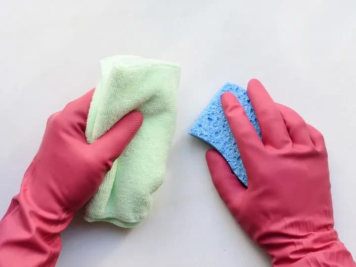 Jak usunąć klej do styropianu ze ściany bez uszkodzeń powierzchni