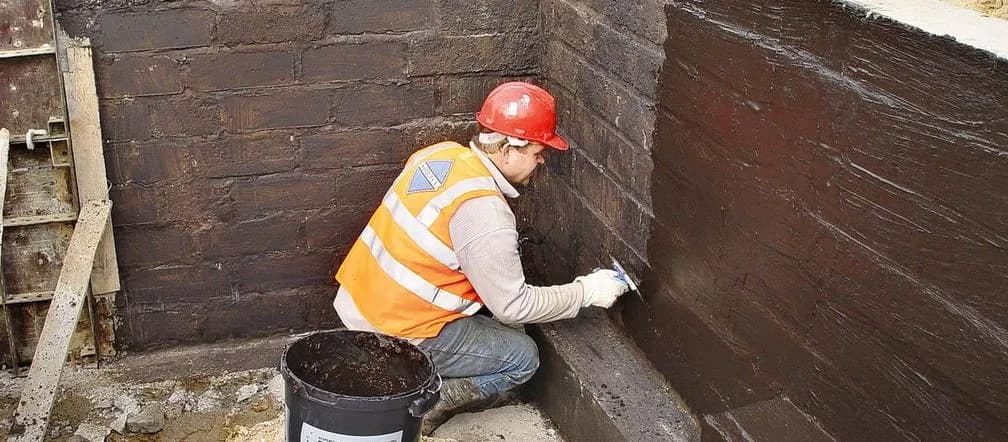 Jak skutecznie zabezpieczyć fundamenty przed wilgocią i zniszczeniem