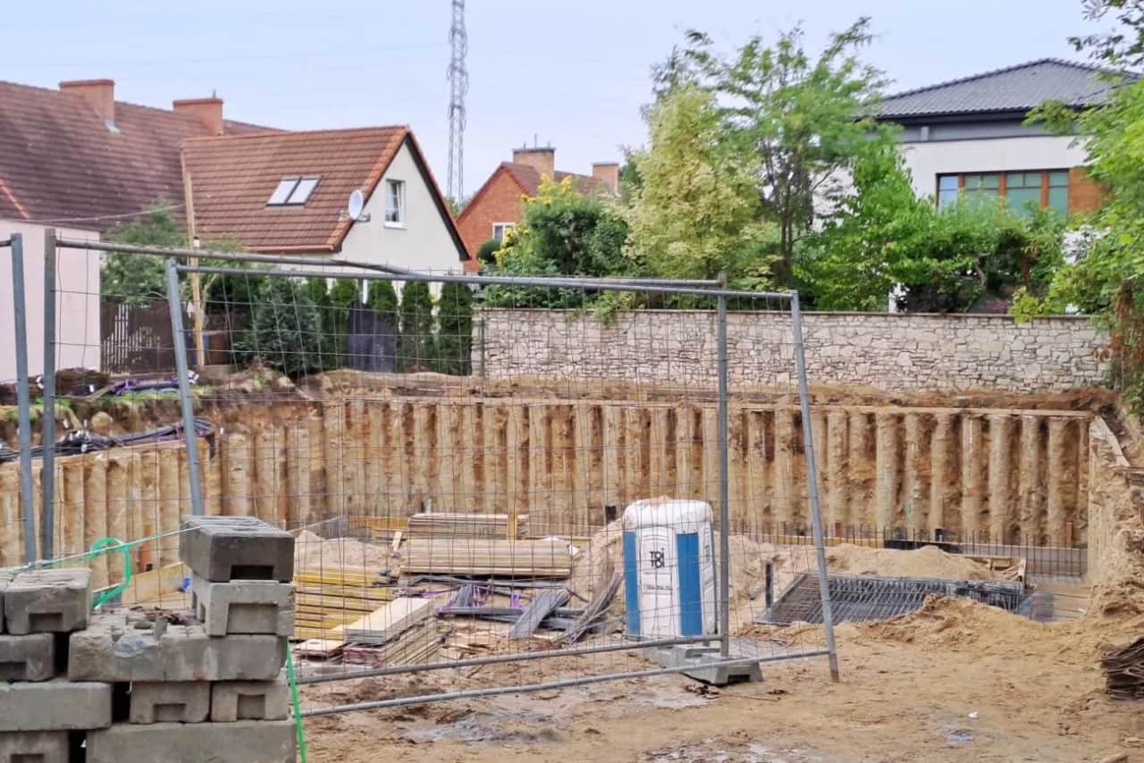 Ile stali na fundamenty? Kluczowe informacje i obliczenia, które musisz znać