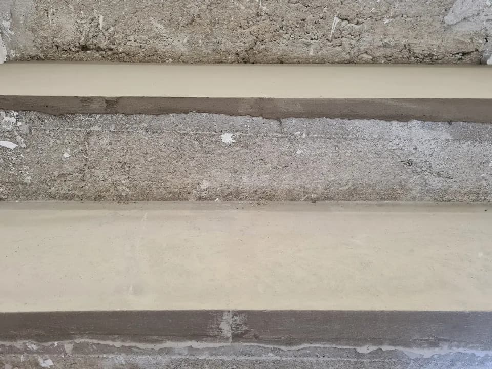 Jak wyrównać schody betonowe wewnętrzne i uniknąć kosztownych błędów