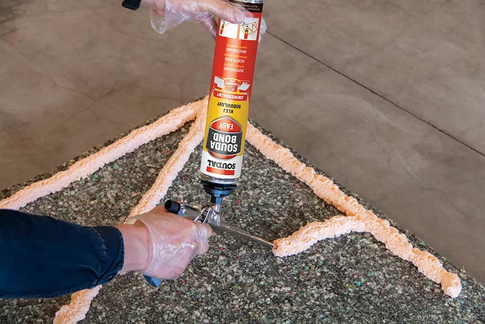 Jakim klejem skleić styropian do drewna, aby uniknąć problemów?