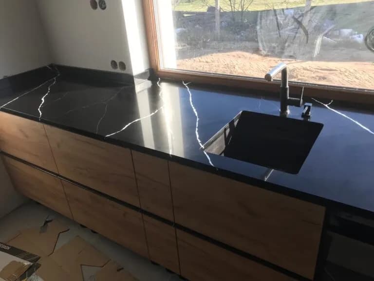 Jak skutecznie czyścić konglomerat i unikać uszkodzeń powierzchni Jak skutecznie czyścić konglomerat i unikać uszkodzeń powierzchni