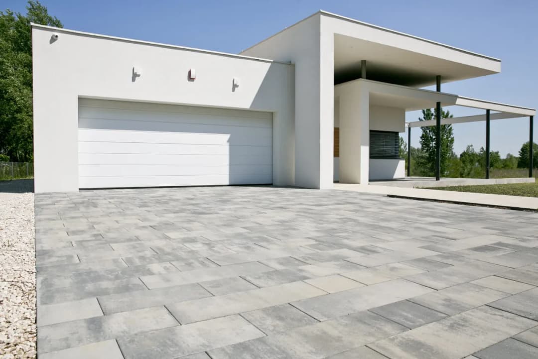 Najtańsze materiały na podjazd – z czego zbudować oszczędnie?