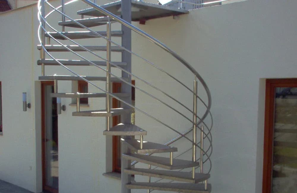 Czym wykończyć schody na zewnątrz, aby były trwałe i estetyczne?